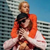 Un hombre y una mujer sonriendo y posando juntos para una foto divertida.