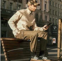 Hombre sentado usando ropa casual.