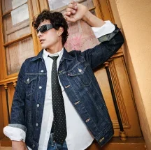 Hombre con corbata, mostrando un look sofisticado.