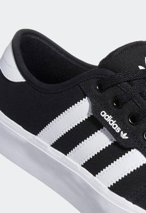 Tenis Lifestyle Negro-Blanco adidas Originals Seeley XT