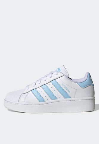 Adidas superstar blancas outlet con celeste