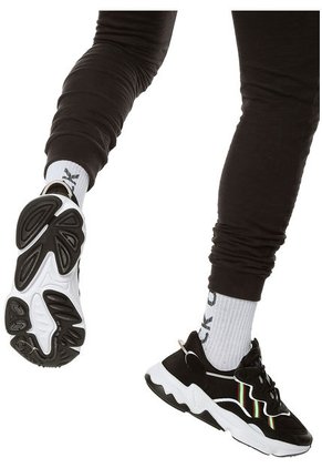 Tenis Negro-Blanco adidas Originals Ozweego