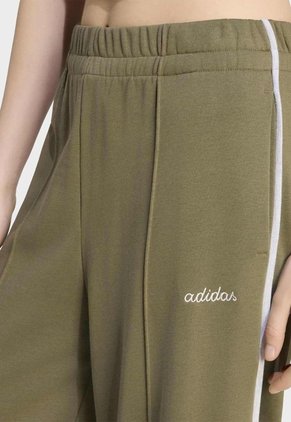 Pantalón Sudadera adidas Sportswear Seasonal Essentials Verde Oliva