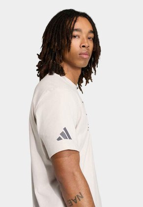 Camiseta adidas Performance Graphic Audi Revolut F1 Team DNA Beige