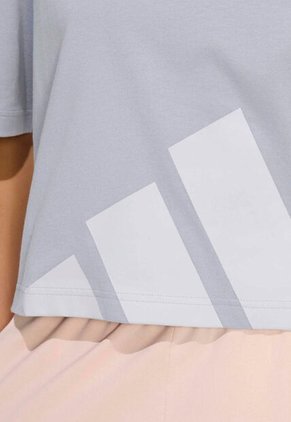 Camiseta adidas Sportswear Essentials Gris