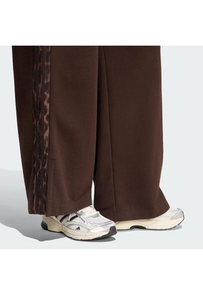 Pantalón Café Adidas Seasonal Essentials 3 Rayas Animal Print Mujer