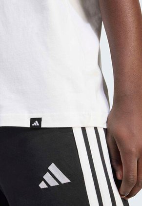 Camiseta adidas Performance Pennant Trim Graphic Blanco