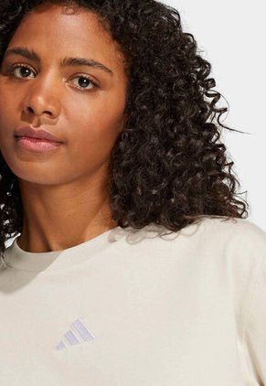 Camiseta adidas Sportswear Essentials Beige