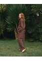 Pantalón Training Aeroflow Bota Amplia  Para Mujer Café Atmos de Atmos