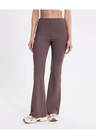 Pantalón Flare Tela Técnica Fluida Para Mujer  Deportiva  Color Café Marca Atmos Atmos