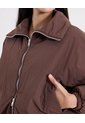 Chaqueta Crop Cuello Alto Ligera Para Mujer  Deportiva  Color Café Marca Atmos de Atmos