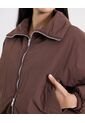 Chaqueta Crop Cuello Alto Ligera  Para Mujer Café Atmos de Atmos