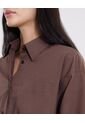 Camisa Manga Larga Amplia Bajo Curvo  Para Mujer Café Atmos de Atmos
