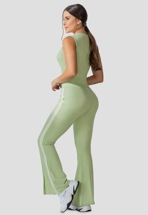 Conjunto Mujer Verde Matcha Atypical 113895