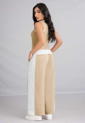 Conjunto Mujer Latte Atypical 113272