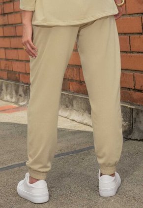 Jogger Mujer Latte Atypical 111946