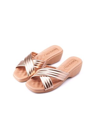 Sandalia Para Mujer Con Altura Beira Rio 0228527-101OROROSA