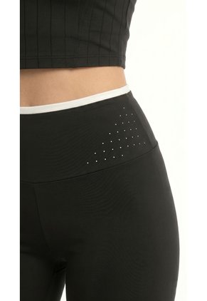 Legging Negro Con Corte Láser Para Mujer