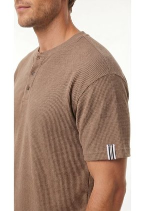 Camiseta Café Manga Corta Cuello Nerú Para Hombre