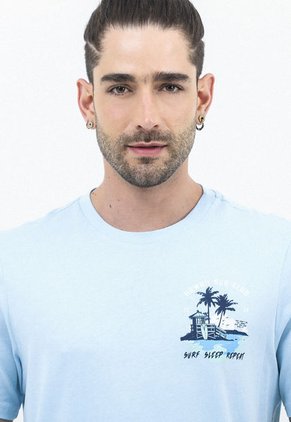 Camiseta De Playa Azul Cielo Oscuro Con Estampado Frontal, Posterior Para Hombre Belife