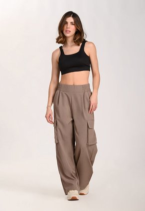 Top Negro Con Escote Cuadrado