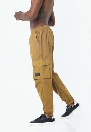 Pantalón Café Con Bolsillos Laterales Para Hombre Belife