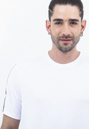 Camiseta Deportiva Blanco Óptico Manga Corta Detalles Reflectivos Belife