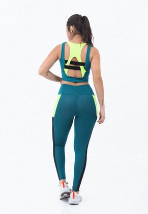 Top Deportivo Verde Puerto Con Detalle Interior Y Elasticos Para Mujer Belife