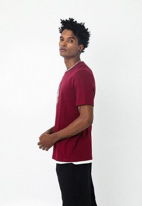 Camiseta Doble Cuello Redondo En Contraste