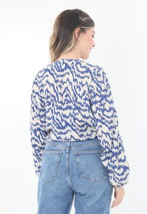 Blusa Azul Rey Con Escote Frontal Sesgado Y Manga Larga Con Puño Resortado Para Mujer