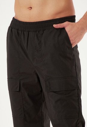 Jogger Negro Con Bolsillos Cargo Para Hombre