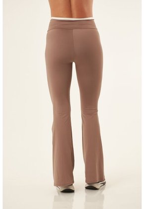 Leggings Bota Ancha Café Con Pretina Cruzada Para Mujer