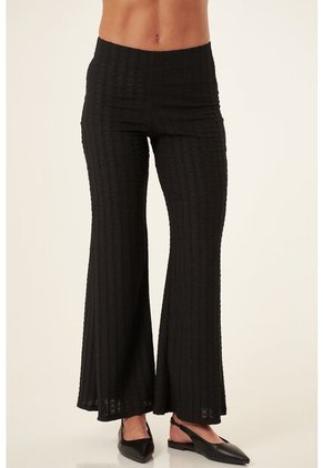 Pantalón Bota Campana Negro En Tejido Suave Para Mujer