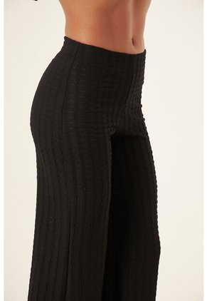 Pantalón Bota Campana Negro En Tejido Suave Para Mujer