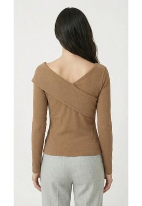 Camiseta Manga Larga Café Con Escote Cruzado Para Mujer