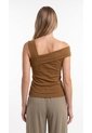 Blusa Tabaco Manga Sisa Con Escote Asimétrico Para Mujer de Belife