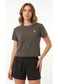 Camiseta Deportiva Café Oscuro Silueta Corta Para Mujer de Belife