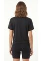 Camiseta Deportiva Negra Silueta Corta Para Mujer de Belife