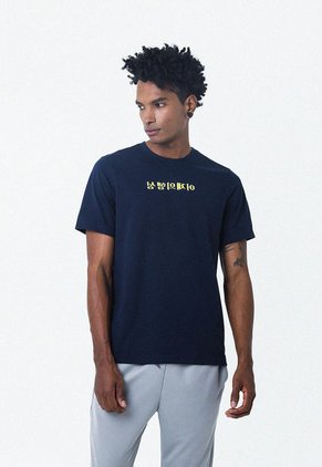 Camiseta Azul Con Estampado Frontal Y En Posterior Para Hombre Belife