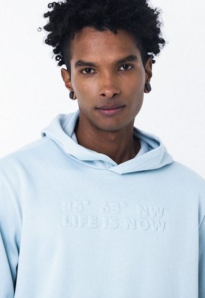 Buzo Azul Con Repujado En Frente Para Hombre Belife