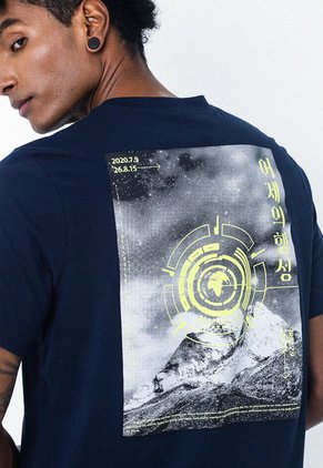 Camiseta Azul Con Estampado Frontal Y En Posterior Para Hombre Belife