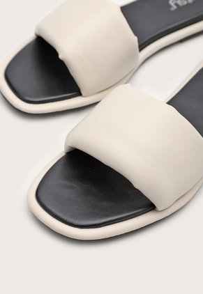 Sandalia Plana Beige-Negro Betsy