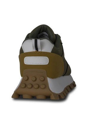 CASUAL DEPORTIVO HOMBRE BREAKER VERDE