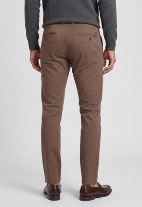 Pantalón Chino Brooksfield Slim Fit Café