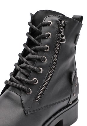 BOTA NEGRA CON TACHES BULLTERRIER CAROLINE