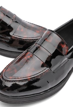 ZAPATO NEGRO CHAROL CON ANIMAL PRINT BULLTERRIER CAIHER