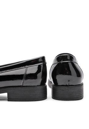 ZAPATO NEGRO CHAROL CON ANIMAL PRINT BULLTERRIER CAIHER