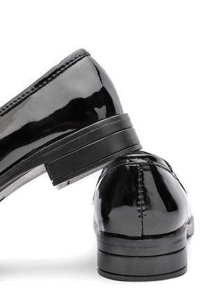 ZAPATO NEGRO CHAROL BULLTERRIER CAIHER