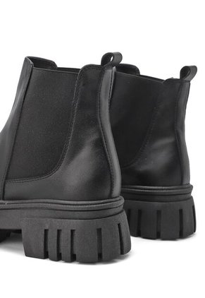 BOTA NEGRA CON RESORTE BULL TERRIER DAKOTA