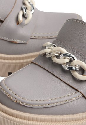 MOCASIN MORA LECHE CON HERRAJE COMBINADO MARIANA